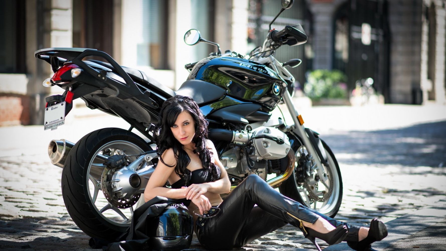 Fresh photos, fresh mood — European women on bikes online in Toronto