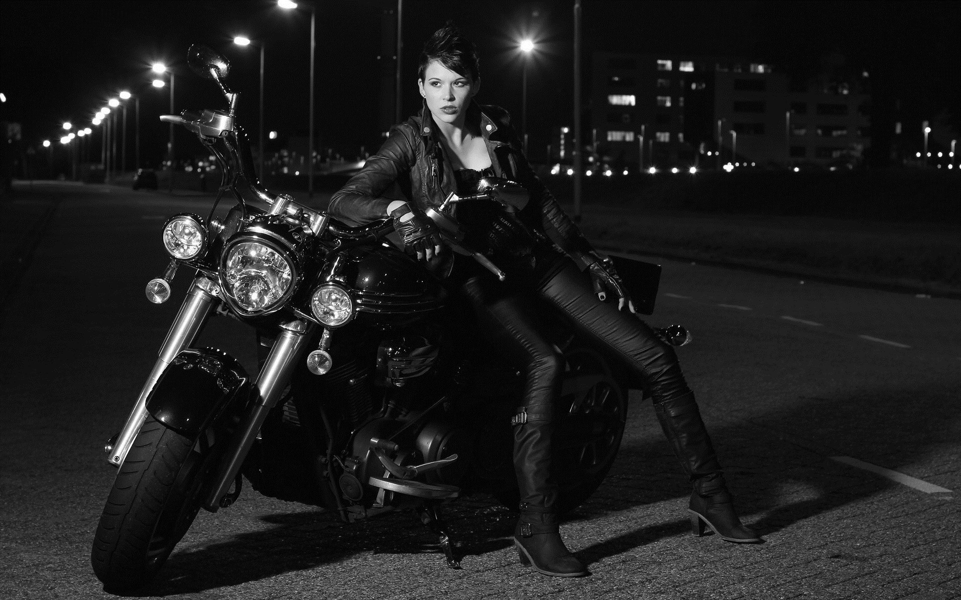 Photo Beautiful girls and motorcycles in Toronto