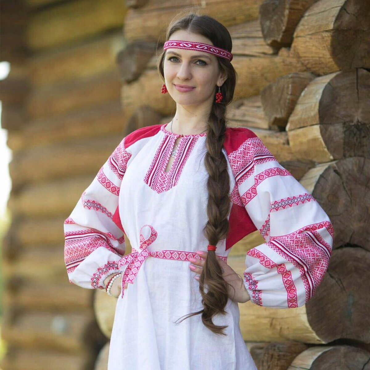 Girls in Slavic costumes brings the glow — live moments in Toronto